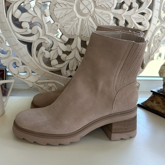 Dolce Vita Shoes - Dolce Vita Martey H2O Lug Sole Booties Zip back Tan Suede Size 9.5
